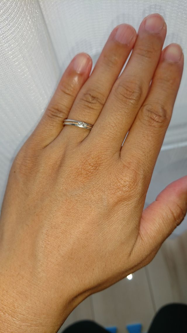 シンプルな形のリングです

真ん中に３つ石が入ってます。