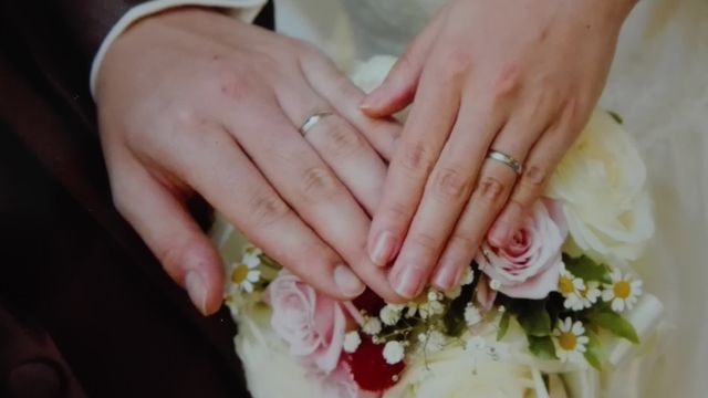 結婚式当日、ブーケと一緒に