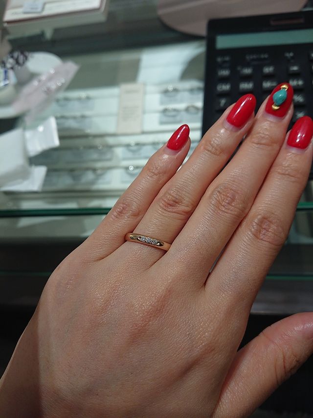 3つダイヤが並んでいるのでシンプルだけど存在感があります！