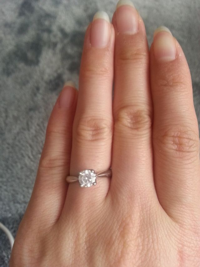 シンプルな4本爪のデザインです。