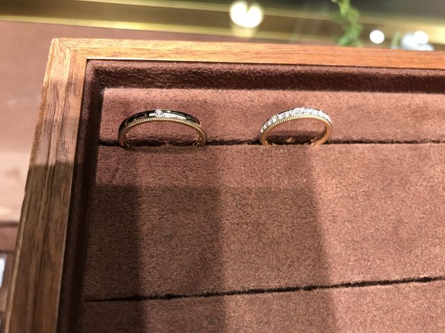 男性は一石、女性は半周ダイヤモンドを入れてあります。