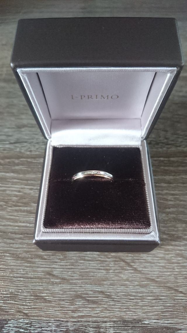 真ん中に小さなダイア入り
プラチナとピンクゴールド