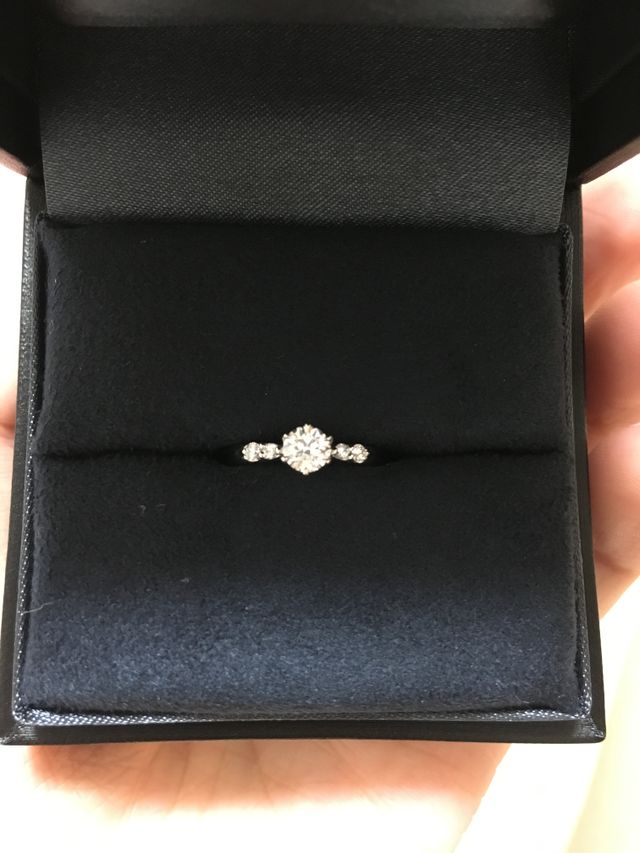 購入した指輪。実物はもっと虹色の輝きがある。