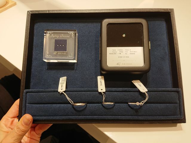 婚約指輪も結婚指輪もダイヤがたくさん入っているものにしました