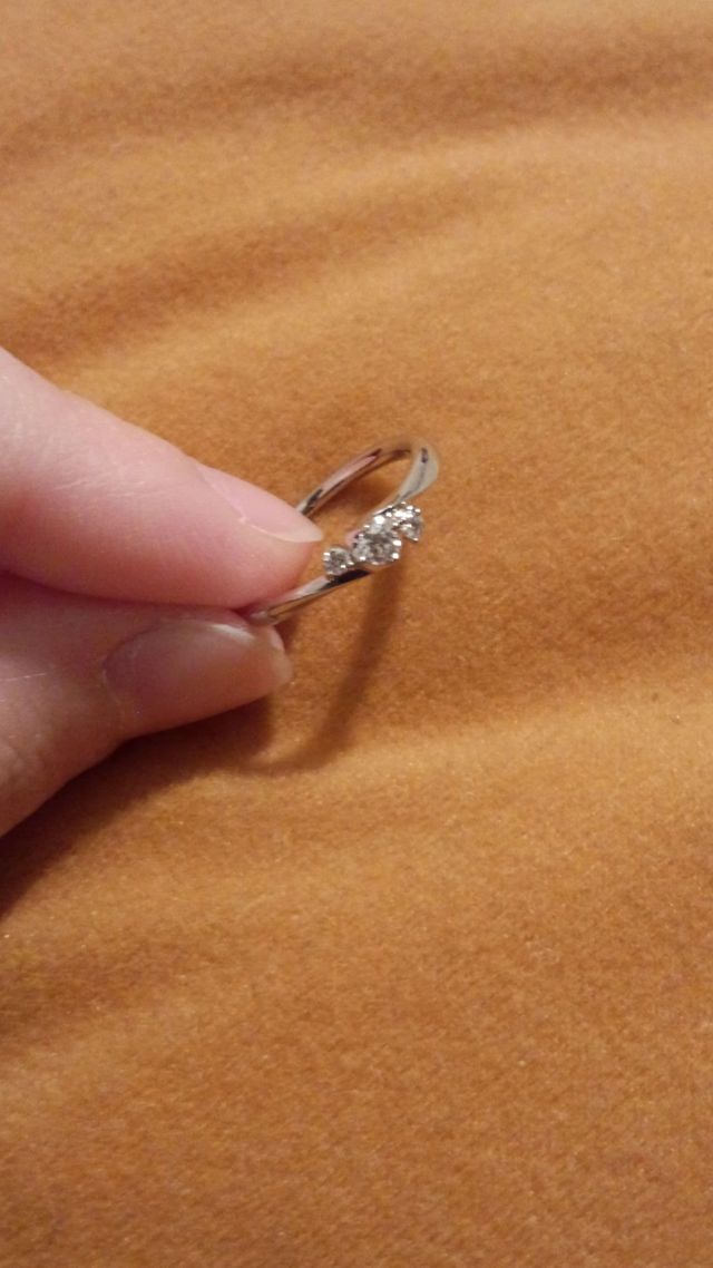 リング形状はスクウェアで三連ダイヤが付いています。