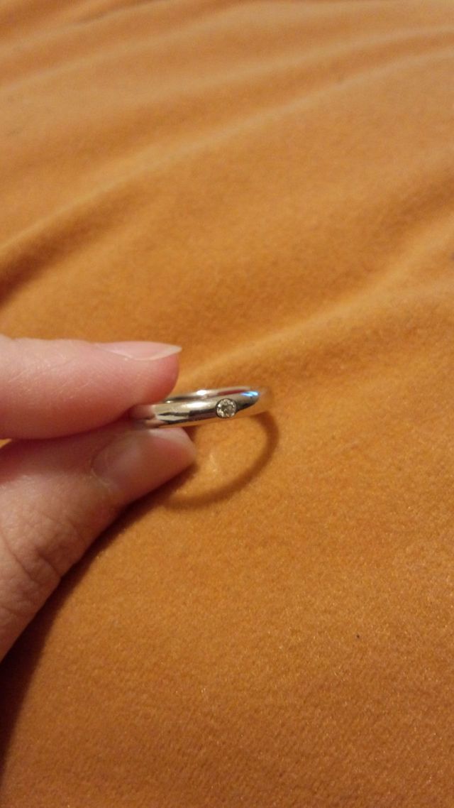 ダイヤ一粒でリングはシンプルなラウンドタイプ