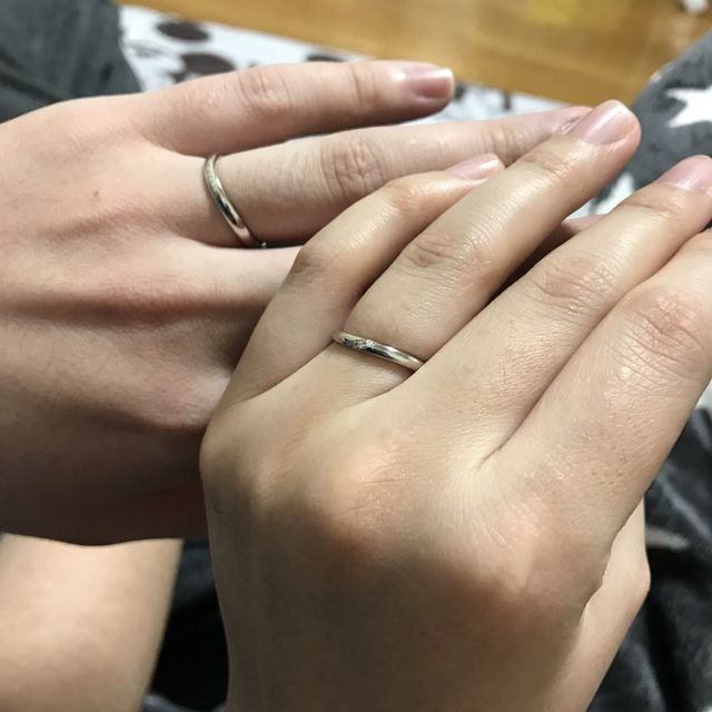 夫婦で着用時の写真です。斜めに入ったダイヤがお気に入りです。