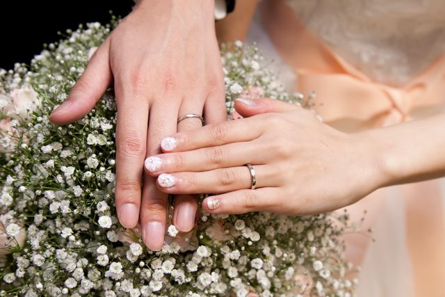 指輪を着けている写真