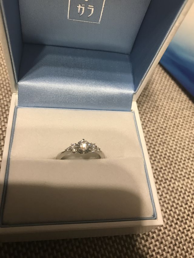 0.52カラットに脇石が左右3つずつの0.12カラットです。