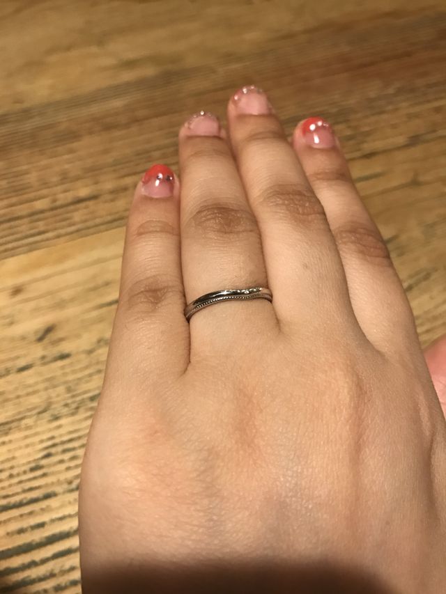 0.05カラットのダイヤが5石、ミル打ちが入っています。