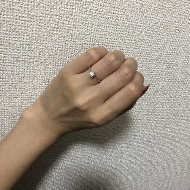 薬指にはまっているのが婚約指輪です。