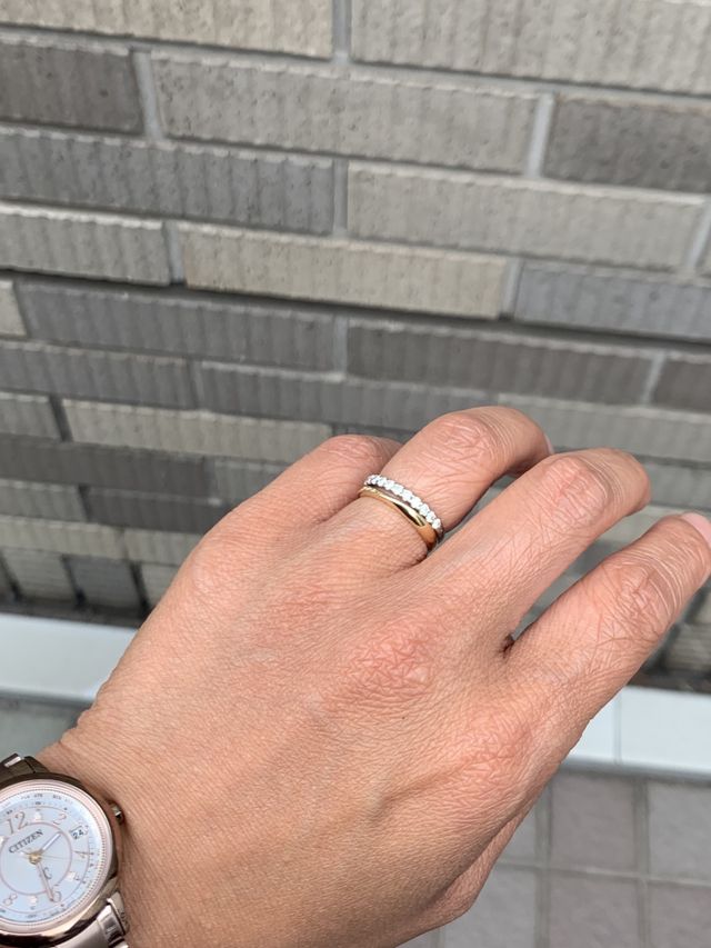 もともとの結婚指輪に今回新しく購入した記念の指輪を重ねづけ