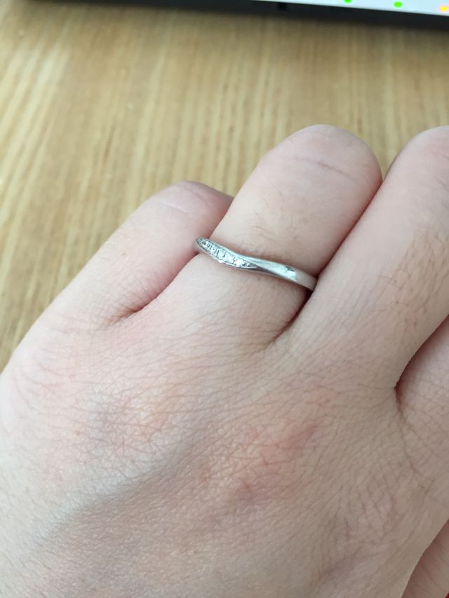 女性ものです。男性ものはダイヤモンドが入ってません。