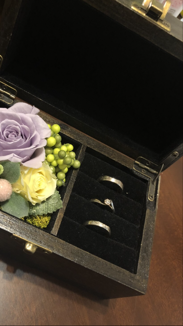 婚約指輪と結婚指輪の重ね付けの相性の良さがバッチリです。