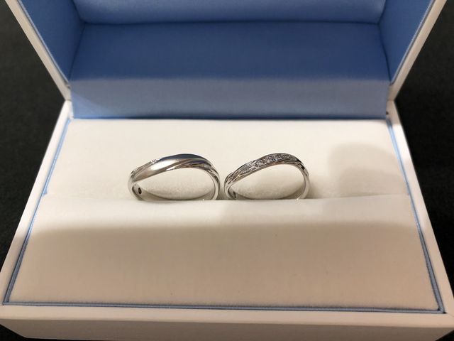 主人のはマット加工、私のは5石のダイヤ入りです。