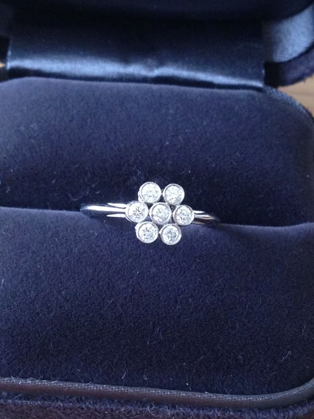 7個のダイヤが花形に並んでます