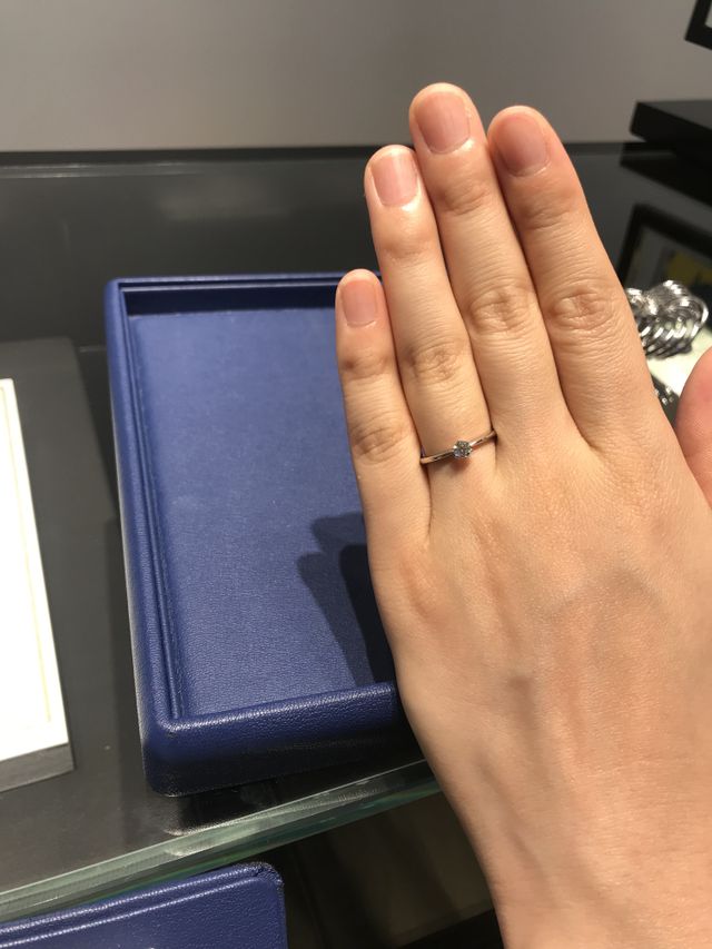 細い指輪に一石のダイヤのシンプルなデザインの婚約指輪。