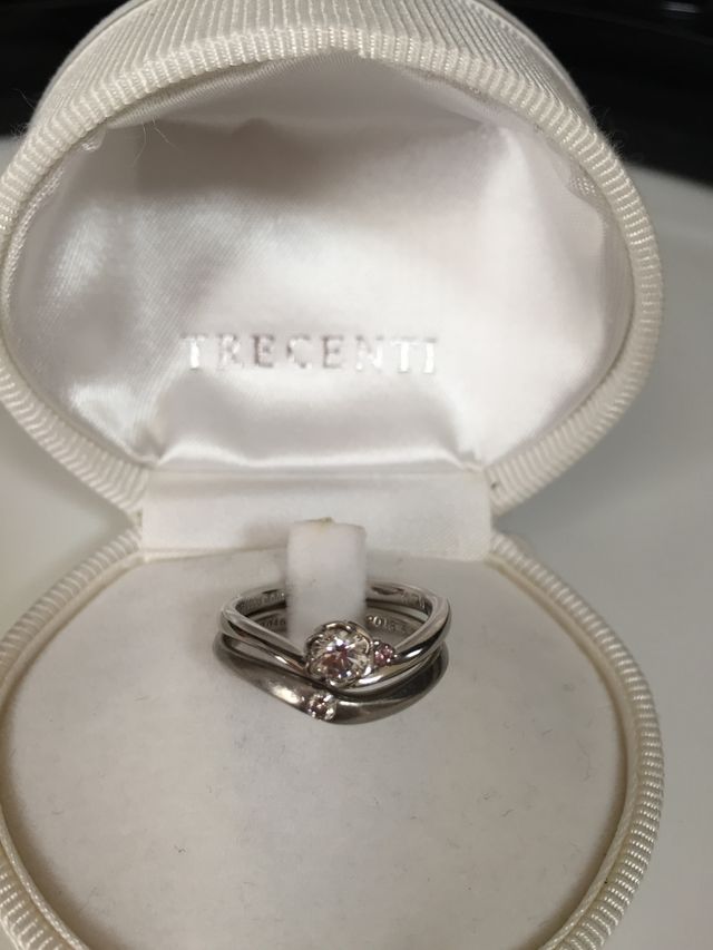 婚約指輪と重ね付けが出来ます。