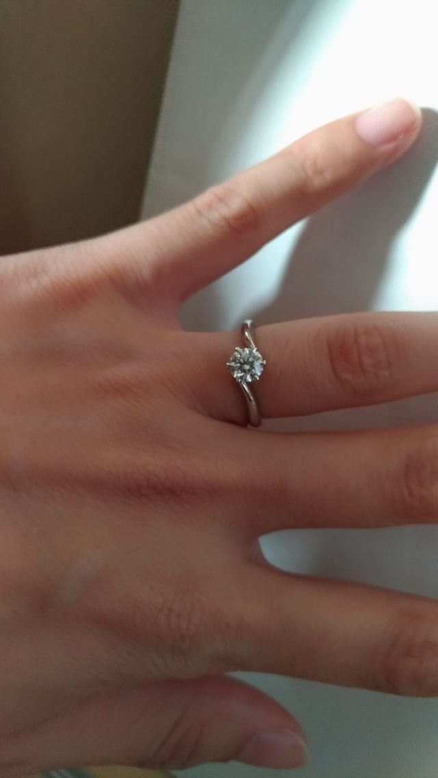 指輪を着けている写真