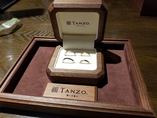 くるみの木をくり抜きで作られたとても高級感のあるケースです。