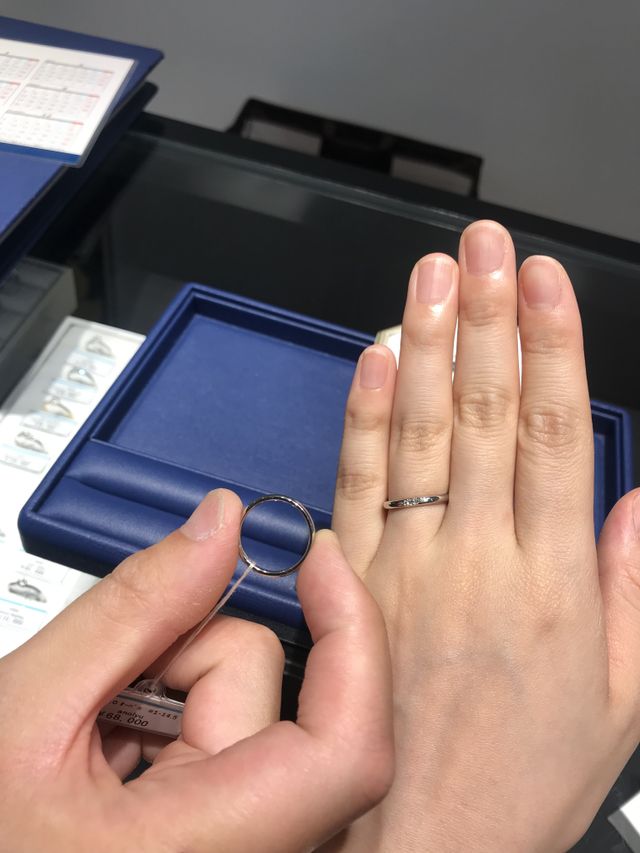 女性:３石のダイヤが入ったもの
男性:ストレートライン