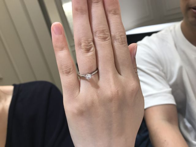 希望の4Cのランクを伝えると実際に輝きを確認させてくれる