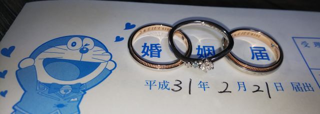 真ん中の指輪は他社さんですが、両側の結婚指輪を紹介致します。