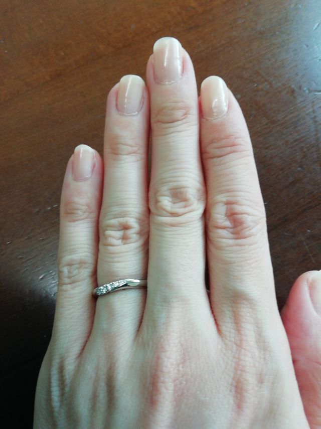 ダイヤモンドが爪留めでとてもキラキラ輝いています。