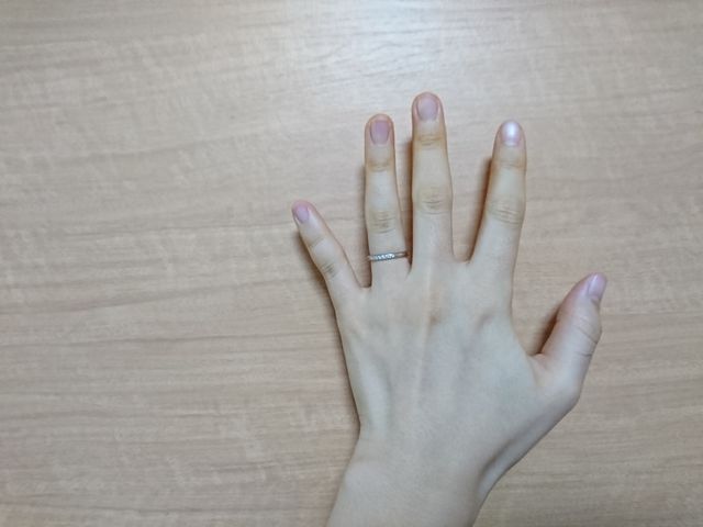 小さなダイヤが5つ並んでいるシンプルなものです