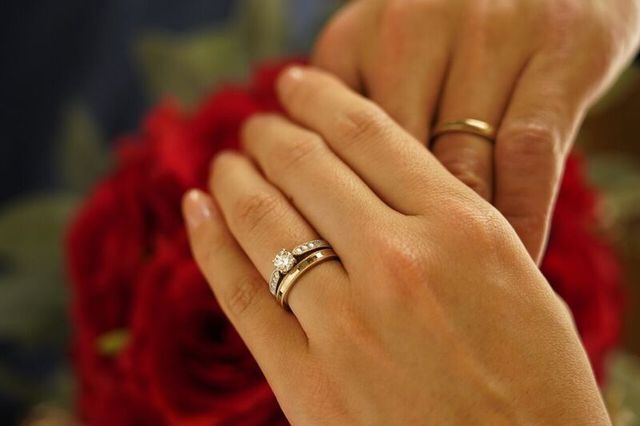 結婚指輪と婚約指輪を重ね付けしやすいデザインです。