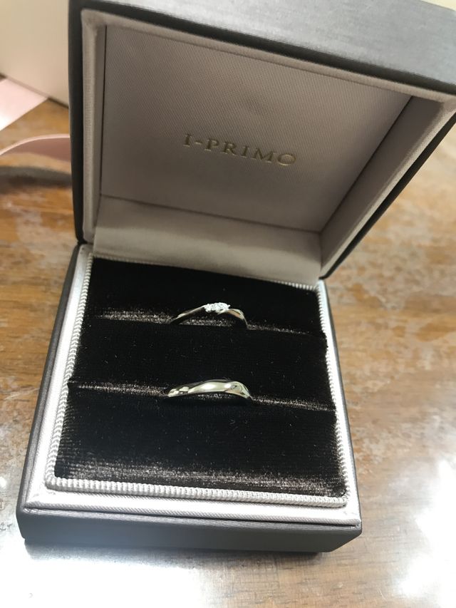 真ん中にあるダイヤがキラキラ輝いていてお気に入りです。