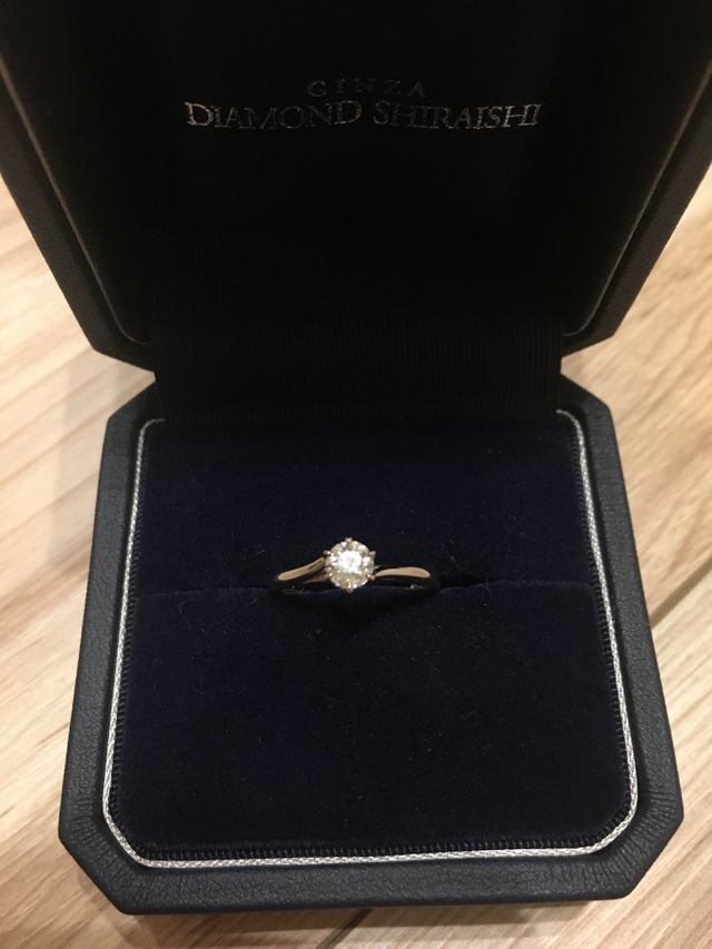 素敵なダイヤモンドにゆるやかな曲線を描く指輪がお気に入り。