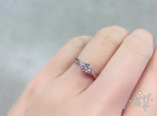 リングをシンプルにして、ダイヤモンドを大きくしました。