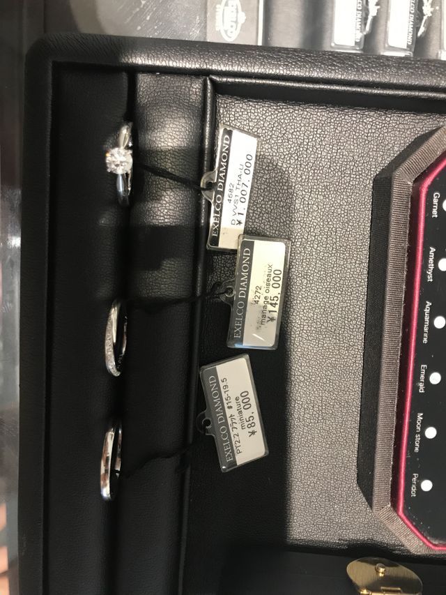 ダイヤモンドは0.496カラットです。左の指輪と合わせました