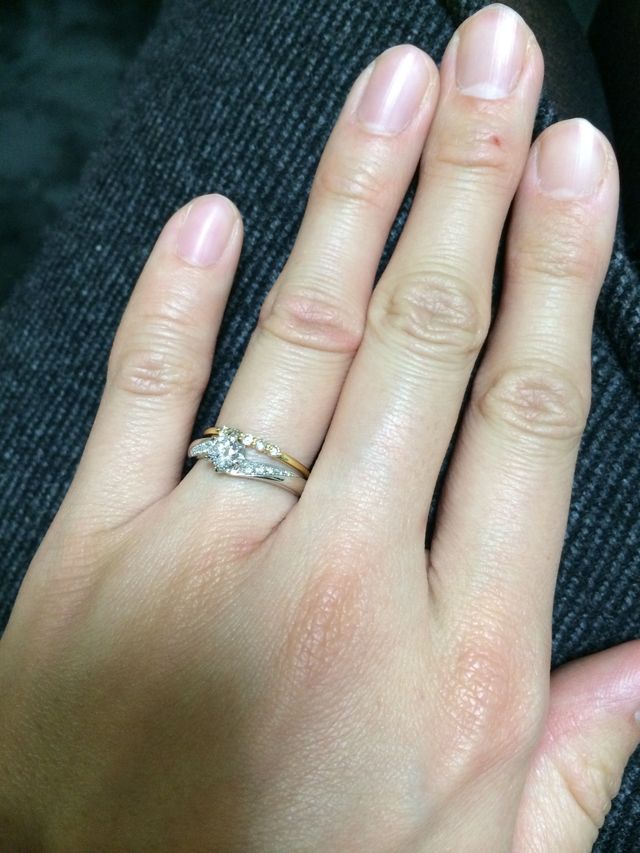 結婚指輪と婚約指輪を重ね付けした写真です。