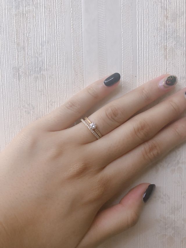 上の石がついてるほうの指輪です。