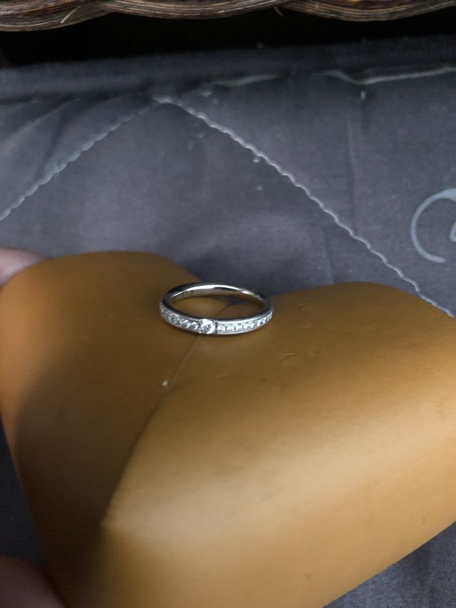 フィット感のあるシンプルながら真ん中のダイヤが際立つ一品