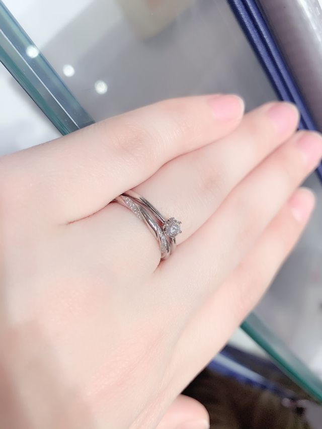 婚約指輪と結婚指輪の重ね付けです。