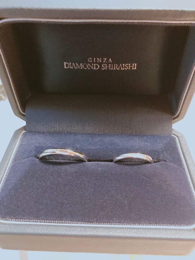 ストレートタイプでウェーブのようなデザインが魅力的