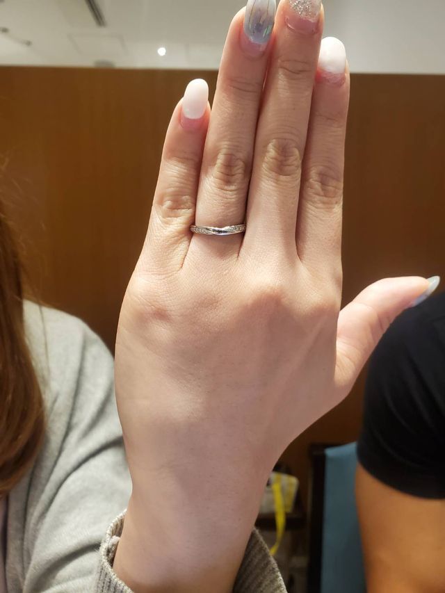 つけ心地がとても良く、婚約指輪と揃えて付けてもとても合います