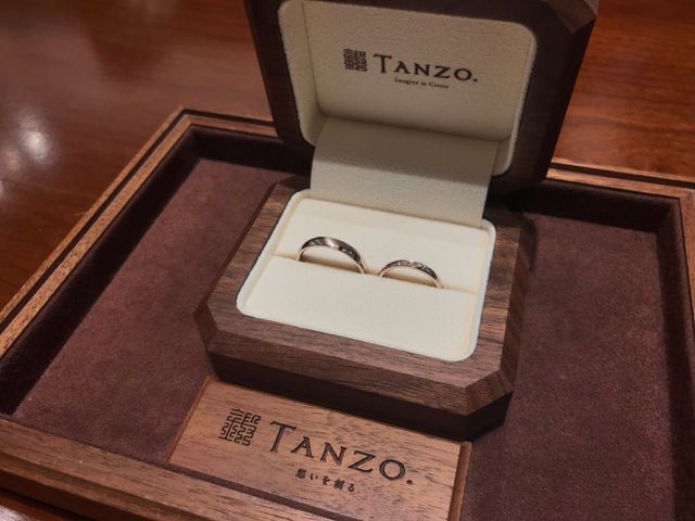 新婦のダイヤのデザインに合わせて、新郎を斜めヘアラインに