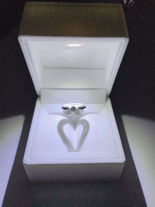 太陽をモチーフにした8つの爪で留められたリングです。