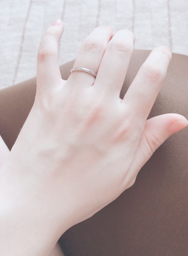 ストレートラインで宝石の付いていないシンプルなデザインです。