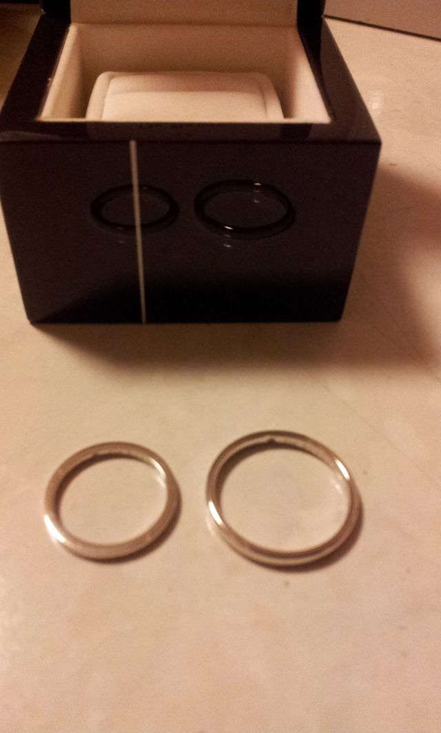 プラチナのシンプルなマリッジリング。内側に屑ダイヤが。