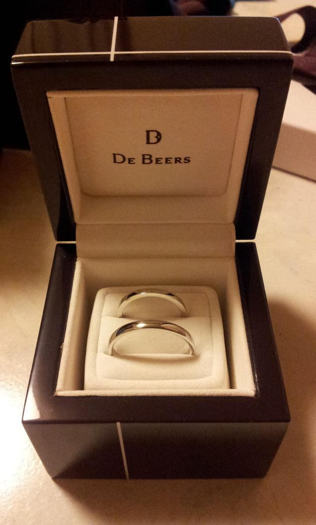 DeBeersのもの。ケースに並べて入れるとこんな感じ。