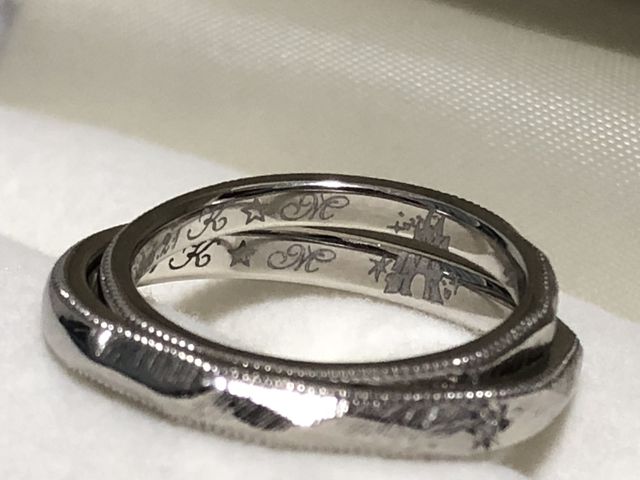 指輪の内側までこだわって重ねると１つの絵になるデザイン