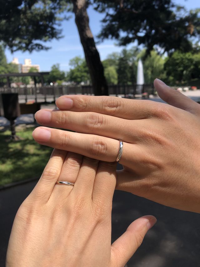 ブルームーンにダイヤを加えて少し華やかなデザインです。