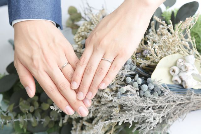 デザインは同じで、女性はダイヤモンドがついています。