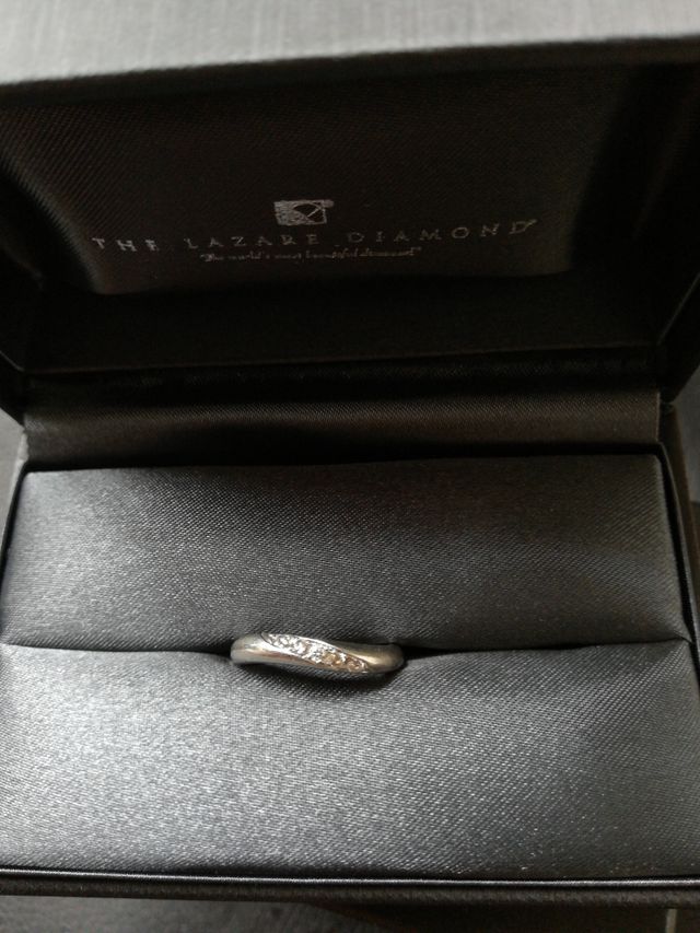 流れる様にダイヤが５粒付いているデザインで指が長く見えます。