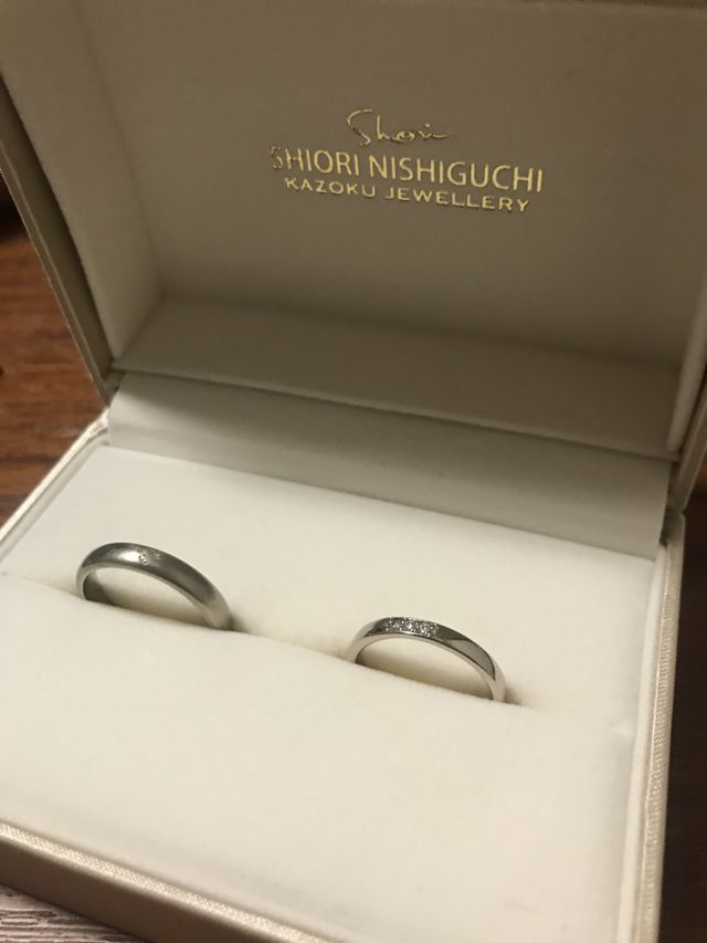 素材はホワイトゴールド。お互いの似顔絵が刻印されています。
